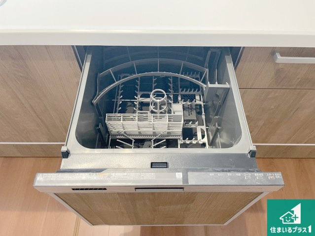 栗東市手原　第1期　新築一戸建ての設備|食事後の一仕事、食器洗いをボタン一つでお任せできちゃいます！場所を取らないビルトイン式なので、お料理スペースもしっかり確保！