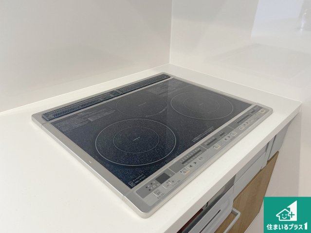 栗東市手原　第1期　新築一戸建ての設備|火を使わないので、安心なＩＨコンロ！でこぼこが無い構造なので、掃除もしやすく清潔に保てます！