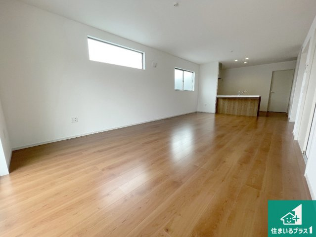 栗東市手原　第1期　新築一戸建ての居間・リビング|シンプルなリビングは、観葉植物等のインテリアを楽しめますね！パパ好みにも、ママ好みにも家具次第で雰囲気を変えることができます！