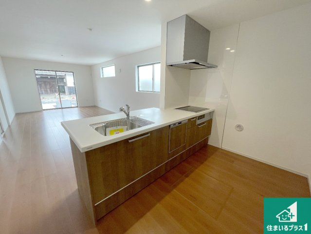 栗東市手原　第1期　新築一戸建てのキッチン|リビングと統一感があり、使い勝手のいいキッチン。広々としているので、二人並んで作業が出来ちゃいます。お子様と一緒に色々なお料理に挑戦できるスペースがあります。