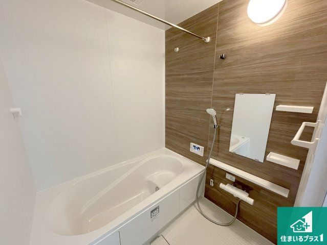 栗東市手原　第1期　新築一戸建ての浴室|足をゆったり伸ばして寛げる浴槽です。窓が設けられていますので差し込む光が明るく穏やかな雰囲気にしてくれます♪浴室乾燥機も設置しているので、雨の日の洗濯物も安心です♪