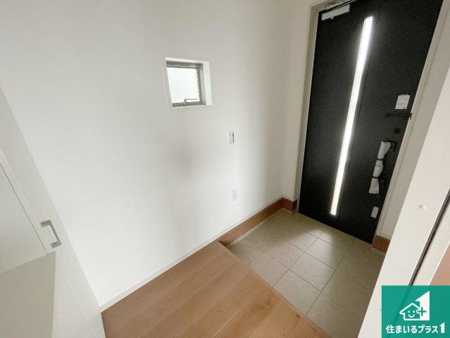 栗東市手原　第1期　新築一戸建ての玄関|シューズボックスにはたくさんの靴が収納できるので玄関周りはいつもスッキリ！ご家族が増えても安心！