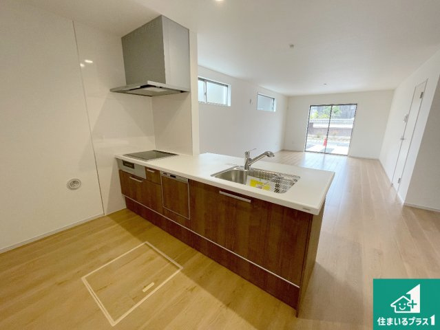 栗東市手原　第1期　新築一戸建てのキッチン|リビングと統一感があり、使い勝手のいいキッチン。広々としているので、二人並んで作業が出来ちゃいます。お子様と一緒に色々なお料理に挑戦できるスペースがあります。