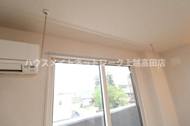 ベルファミーユのその他|室内物干し（参考同型302号室室内写真）