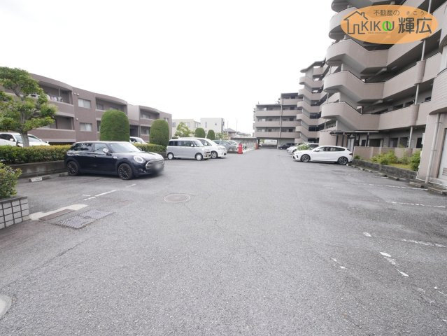 ロイヤルシャトー手柄南　2階の駐車場