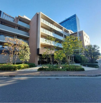 【外観】 | リビオ新宿ザ・レジデンス | 鉄筋コンクリート造のがっちりとした建物。