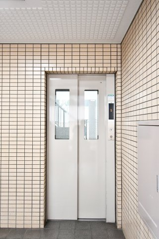 コスモ浦和辻のその他共用部分|エレベーター付きで、重い荷物がある日やベビーカーでの移動もスムーズで快適です。共用部もしっかりと清掃されており、日々の安心を支えます。