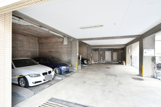 コスモ浦和辻の駐車場|敷地内に平置き駐車場が付いています。出し入れがスムーズな自走式は、お車を頻繁に使う方に嬉しいポイント。空き状況の確認など、お気軽にお問い合わせください。