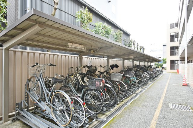 コスモ浦和辻のその他|屋根付きの駐輪場は、大切な自転車を雨から守ります。整理整頓された状態からは、住民の皆様の意識の高さと管理体制の良さが伺えます。駅までの移動や日常のお買い物に重宝します。