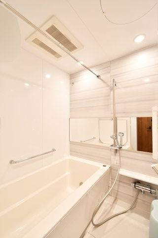 コスモ浦和辻の浴室|広々としたユニットバスで、一日の疲れを癒やすリラックスタイムを。追い焚き機能や雨の日に便利な浴室乾燥機を備えており、天候を気にせず洗濯物を乾かせる点も嬉しいポイントです。