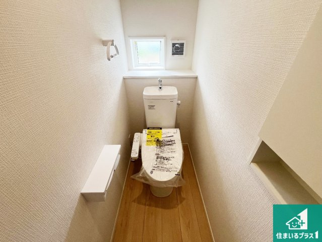 明石市二見町西二見　第23期　新築一戸建てのトイレ|1・2階の2ヶ所にあるので、朝の忙しい時間の順番待ちもなく、深夜の利用にも大変便利です。