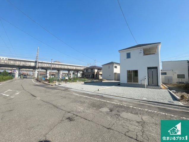 明石市二見町西二見　第23期　新築一戸建ての前面道路含む現地写真|周辺は閑静な住宅街！前面道路広々で車の出し入れも便利です。駐車が苦手な方でも安心して車庫入れできます！