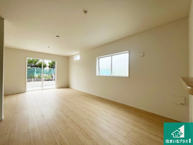 明石市二見町西二見　第23期　新築一戸建ての居間・リビング|日当たり良好の明るいリビングで朝の目覚めもスッキリできそう！対面キッチンでご家族のコミュニケーションも自然と増える設計！小さなお子様が遊ぶスペースを作っても広々とくつろげるLDK！