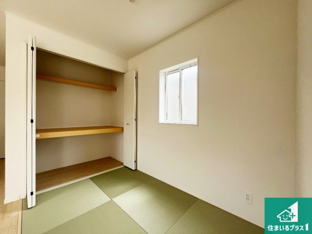 明石市二見町西二見　第23期　新築一戸建ての和室|一室あると便利な和室は客間としてだけでなく、小さなお子様のプレイルームや食後のくつろぎスペースとしてもご利用いただけます。収納もついていますので大活躍間違いなし！