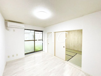 【居間・リビング】 | サンライズパーク上小町 | 洋室のお部屋です。