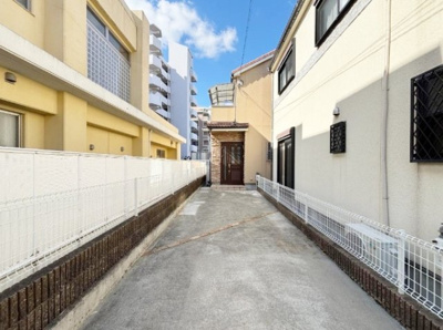 【駐車場】 | 尼崎市御園１丁目　中古戸建 | 来客時に便利な縦列３台駐車可