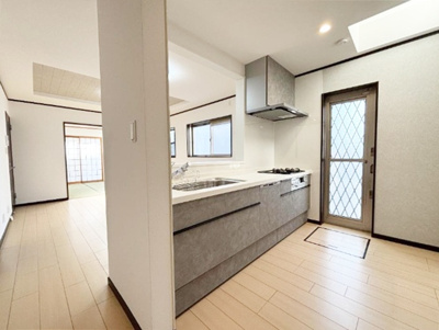 【居間・リビング】 | 尼崎市御園１丁目　中古戸建 | 2026年2月リフォーム済の設備充実、きれいな住まい。駐車スペース３台分完備！