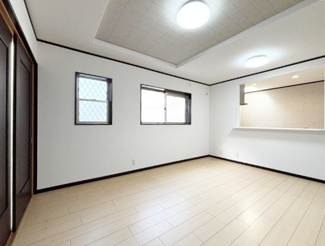 【居間・リビング】 | 尼崎市御園１丁目　中古戸建 | 料理をしながらリビングで遊ぶお子様の様子を見守ることができる対面式キッチン