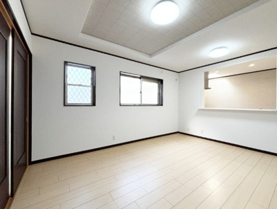 【居間・リビング】 | 尼崎市御園１丁目　中古戸建 | 料理をしながらリビングで遊ぶお子様の様子を見守ることができる対面式キッチン