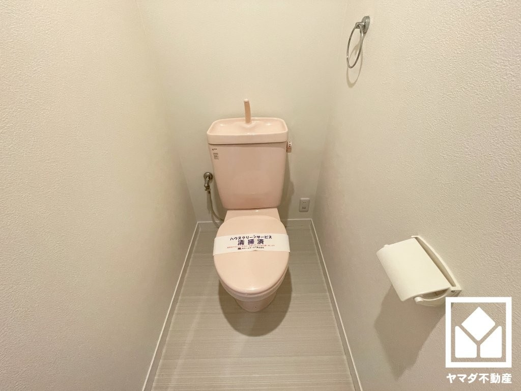 ベルヴェデールイトーピア武庫川のトイレ|明るく清潔感溢れるトイレです。タオル掛けやペーパーホルダーが設置されています。