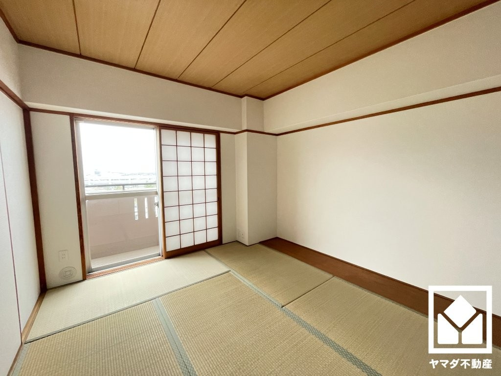 ベルヴェデールイトーピア武庫川の和室|約6帖の和室です。陽光がたっぷり差し込む洗練された和の空間。温かみのある畳のスッキリとしたデザインが、暮らしを心地よく彩ります。
