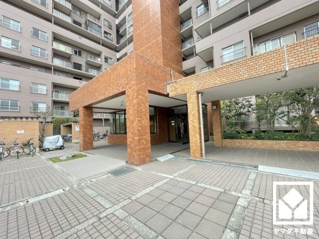 ベルヴェデールイトーピア武庫川のエントランス|タイル張りの美しいエントランス。綺麗に整備されており、帰宅時や来客時にも気持ちの良い空間です。