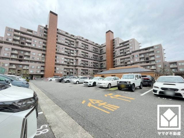 ベルヴェデールイトーピア武庫川の駐車場|専用使用駐車場権利付きの住戸ですが、敷地内には賃貸駐車場も完備しています（月額18,000円）。空き状況等は弊社スタッフまでお気軽にお問い合わせください。