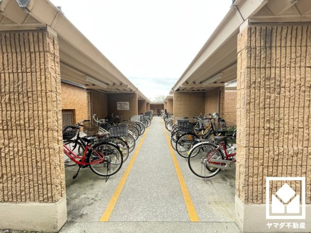 ベルヴェデールイトーピア武庫川の駐輪場|広々とした屋根付き駐輪場を完備。雨や風、直射日光から自転車を守ることができます。