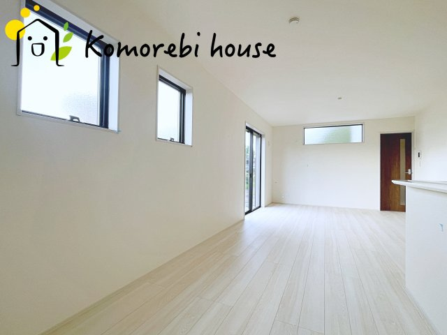 さいたま市見沼区東宮下　新築一戸建て　リーブルガーデン　01の居間・リビング|おしゃれなリビングです
