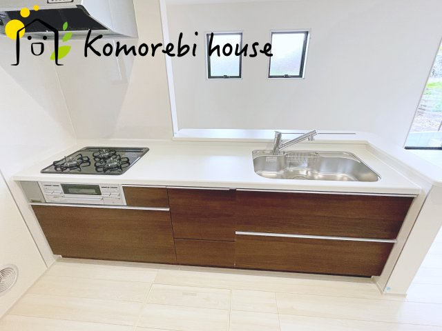 さいたま市見沼区東宮下　新築一戸建て　リーブルガーデン　01のキッチン|きれいなキッチンです