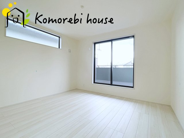 さいたま市見沼区東宮下　新築一戸建て　リーブルガーデン　01の寝室|開放的な寝室です
