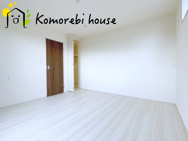 さいたま市見沼区東宮下　新築一戸建て　リーブルガーデン　01の寝室|開放的な寝室です