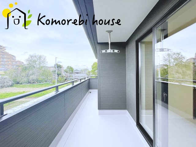 さいたま市見沼区東宮下　新築一戸建て　リーブルガーデン　01のバルコニー|外からの目が気にならないバルコニーで洗濯物が干せます