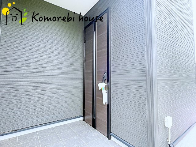 さいたま市見沼区東宮下　新築一戸建て　リーブルガーデン　01の玄関|収納もある玄関です