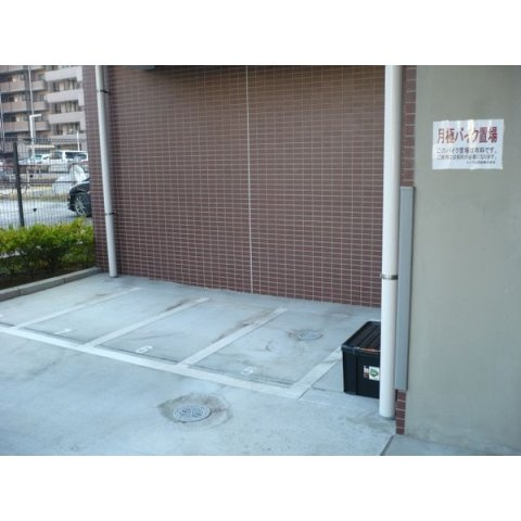 浦安市北栄４丁目の賃貸マンションの駐車場