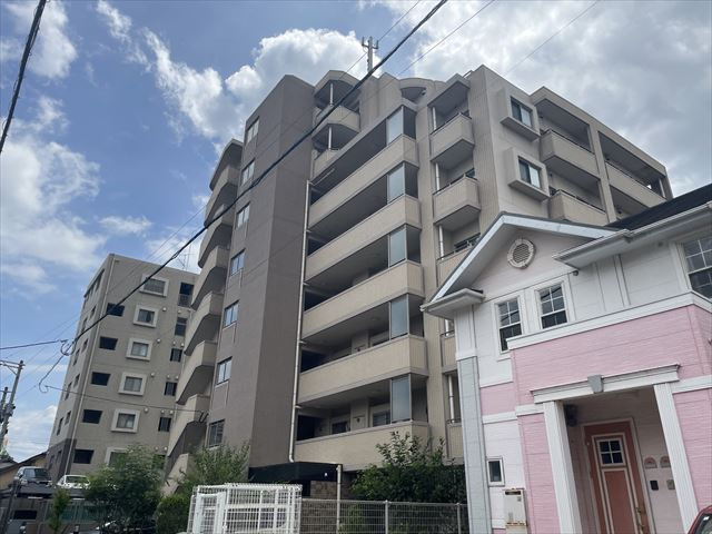 ロイヤルアーク空港前の外観