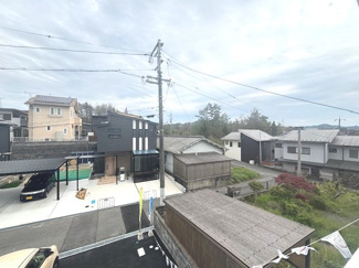 【展望】 | 東広島市西条町田口字小滝原（全1棟） | 2階バルコニーからは、遮るもののない開放的な景色が広がります。周囲は低層の住宅街となっており、遠くまで視線が抜けるため、心地よい開放感とともに、豊かな採光と通風を享受できる立地環境です。