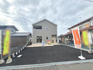 【外観】 | 東広島市西条町田口字小滝原（全1棟） | 並列駐車も可能なゆとりあるカースペースを確保した、スタイリッシュな外観デザイン。前面道路との境界には段差がなく、お車や自転車の出し入れもスムーズです。日当たりを考慮した窓配置も特徴です。