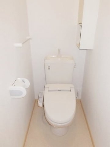 サン・ビレッジ・西方　Ⅱのトイレ|ゆったりとした空間のトイレです