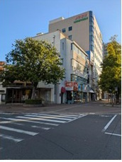 野田屋町1丁目桃太郎大通り沿い4階建テナントビルの外観