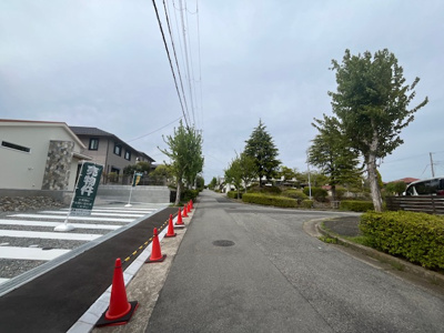 【前面道路含む現地写真】 | 星和台５丁目　新築戸建 | 前面道路との高低差もないので駐車も楽々です。
