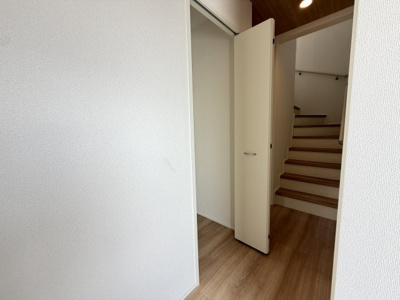 【内装】 | 沖縄市桃原（全2棟）ラスト1号棟 | 1号棟　1階廊下収納付き♪