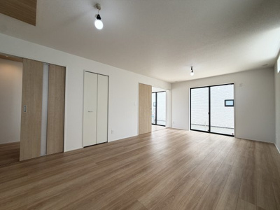 【居間・リビング】 | 沖縄市桃原（全2棟）ラスト1号棟 | 1号棟　LDK18帖♪リビング収納付き♪
