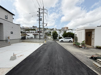 【前面道路含む現地写真】 | 沖縄市桃原（全2棟）ラスト1号棟 | ※東側道路3.24m♪