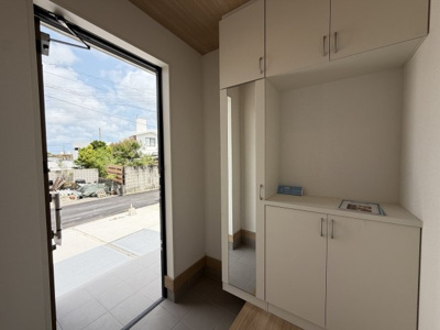 【玄関】 | 沖縄市桃原（全2棟）ラスト1号棟 | 1号棟　十分な収納付き玄関♪