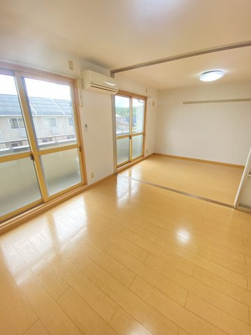 プルメリアの居間・リビング|反転タイプの部屋の写真です