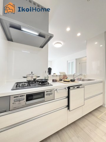 明石市魚住町西岡　全4棟C号棟　新築戸建のキッチン|◆同社施工例◆キッチンと同色のカップボードの設置依頼を承ることが多いです。お気軽にご相談下さいませ