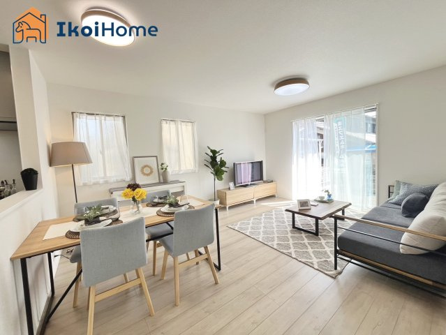 明石市魚住町西岡　全4棟C号棟　新築戸建の居間・リビング|◆同社施工例◆広々としたLDKは開放感があり、大型家具を設置しても圧迫感がありません。