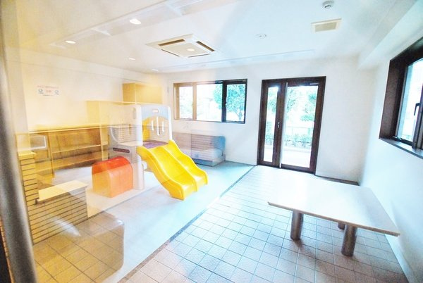 エクセル大宮東2番館のその他共用部分|雨の日や暑い日でも、お子様が安心してのびのび遊べるキッズルーム。マンション内にこうした遊び場があることで、親御様同士の交流も生まれやすく、子育て世帯には大変心強い共用施設となっています。