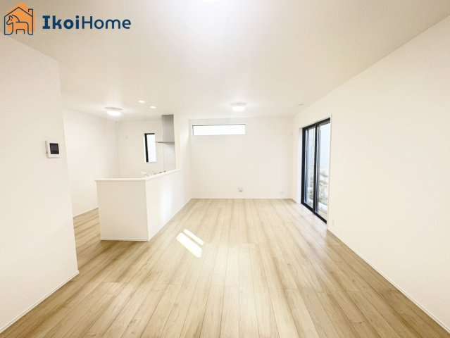 明石市魚住町西岡　全4棟D号棟　新築戸建の居間・リビング|【ホームページに現地動画掲載中】●年中無休：当日予約可●明るく開放感もある1階18帖のLDKです！